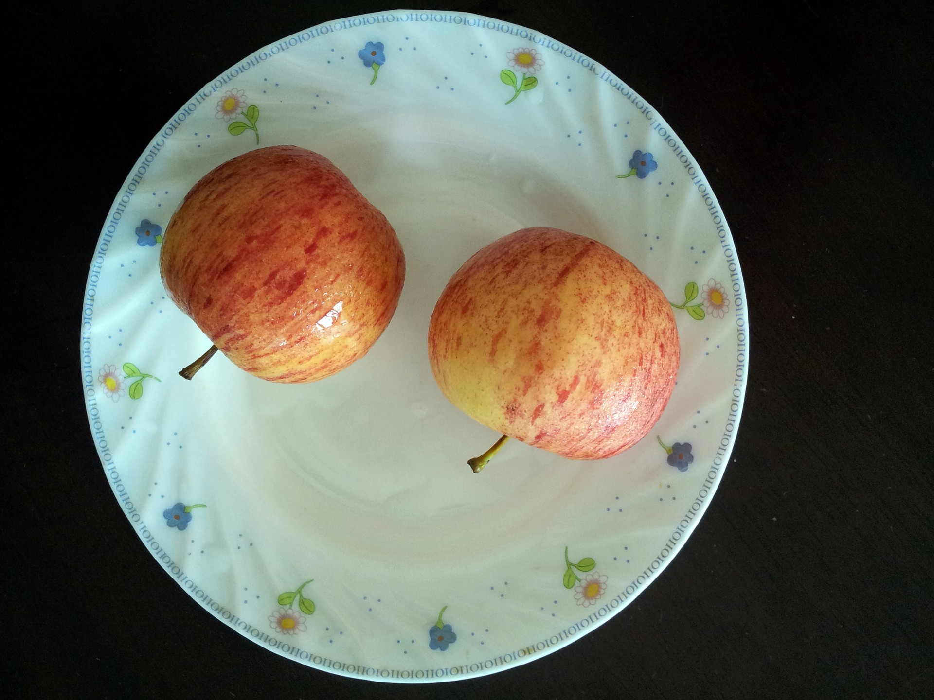 2 Apples On The Plate
