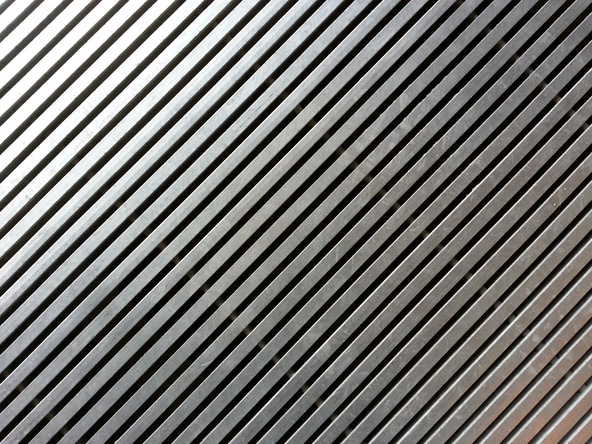 Metal mesh that form oblique lines