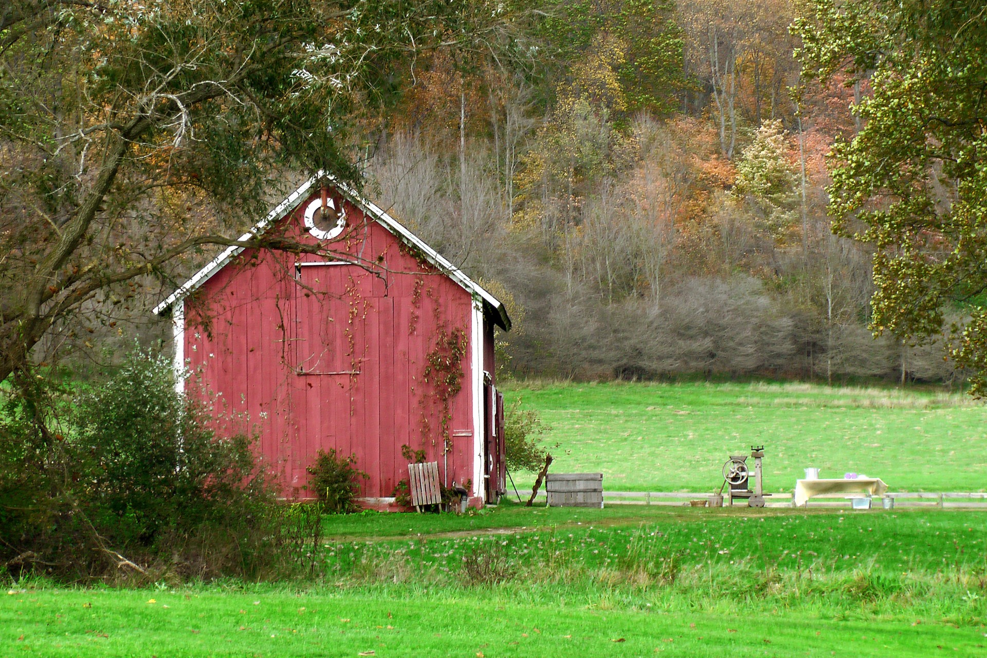 Red painted barn in Amish country