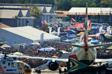 Boeing-737 And Crowd At Airshow